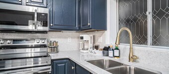 Red Door: Walk to Town: Pet friendly: Sleeps 8