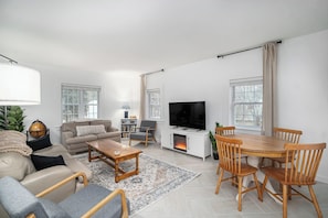 TV - Red Door: Walk to Town: Pet friendly: Sleeps 8 (Boyne City)
