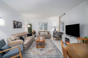 TV - Red Door: Walk to Town: Pet friendly: Sleeps 8 (Boyne City)