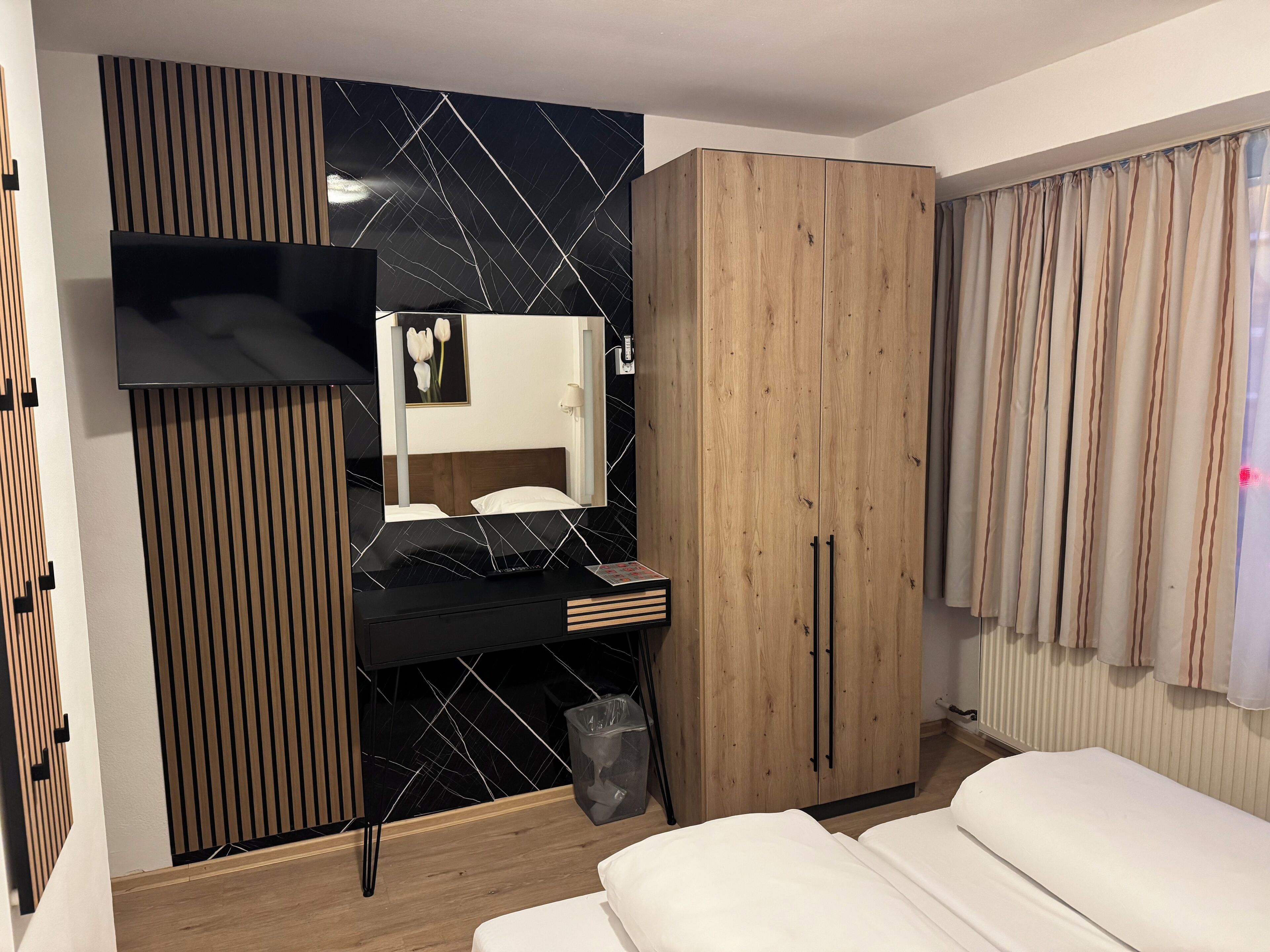 Chambre avec lits jumeaux, vue ville | Fer et planche à repasser, Wi-Fi gratuit