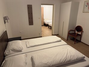 Dört Kişilik Oda, Şehir Manzaralı | Ütü/ütü masası, ücretsiz kablosuz İnternet 