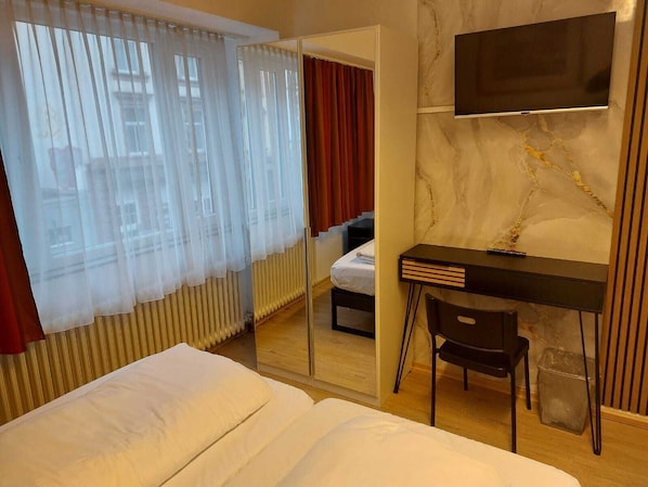 Iron/ironing board, free WiFi - Pension Alpha (Frankfurt)