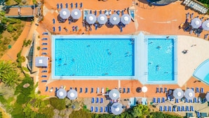 An aerial view of a resort with two swimming pools, sun loungers, and umbrellas. - Riva degli Etruschi triple room (San Vincenzo)