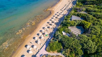 Ubicación cercana a la playa y toallas de playa