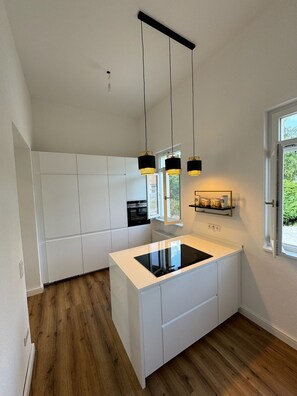 Geladeira, fogão, cooktop, lava-louças