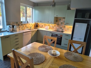 Kühlschrank, Mikrowelle, Ofen, Herdplatte