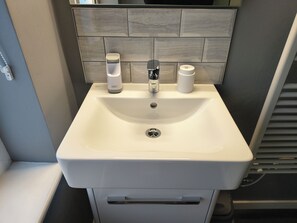 Douche, sèche-cheveux, serviettes fournies, savon