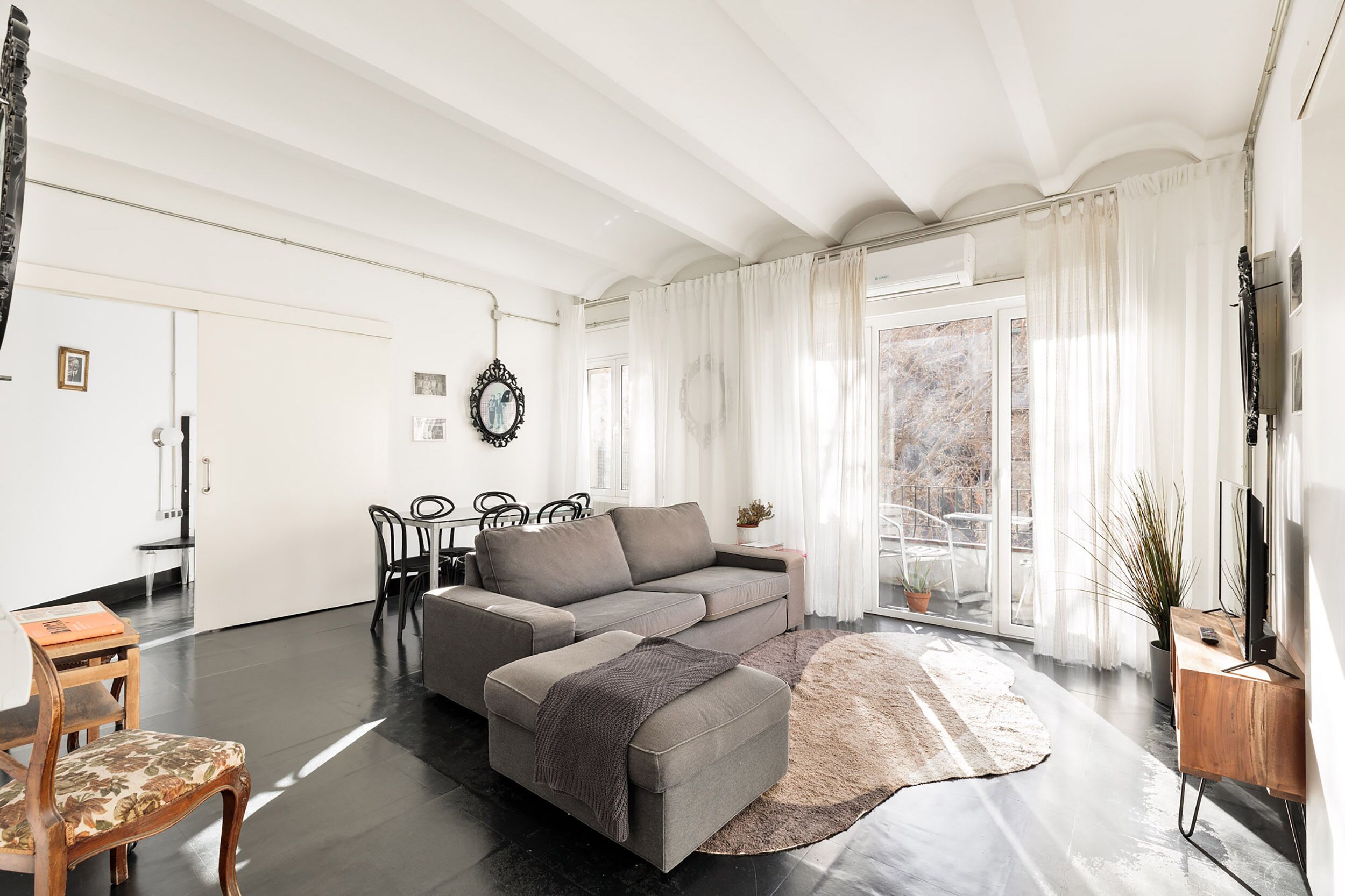 Vista frontal de la propiedad