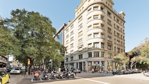 Un hotel de varios pisos con un diseño arquitectónico clásico, que cuenta con balcones y ventanas grandes.