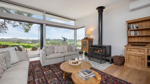 Smart TV, fireplace - Bella's Block Vineyard Retreat with Tennis Court, Shoreham (Shoreham)
