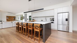 Fridge, oven, stovetop, dishwasher - Bella's Block Vineyard Retreat with Tennis Court, Shoreham (Shoreham)