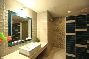 Deluxe Quadruple Room, Balcony, Mountain View | Bathroom | Rainfall showerhead, hair dryer, slippers, towels - Jasmine Inn  (Hengchun)