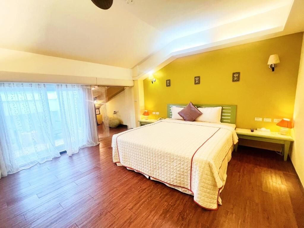 Desk, soundproofing, free WiFi, bed sheets