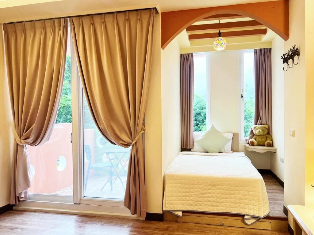 Desk, soundproofing, free WiFi, bed sheets