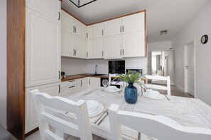 Fridge, microwave, stovetop, electric kettle - Spacious Apartment close to Airport | Parking | Workspace (Warszawa)