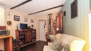 Un accogliente soggiorno con un divano, un mobile in legno e una televisione.