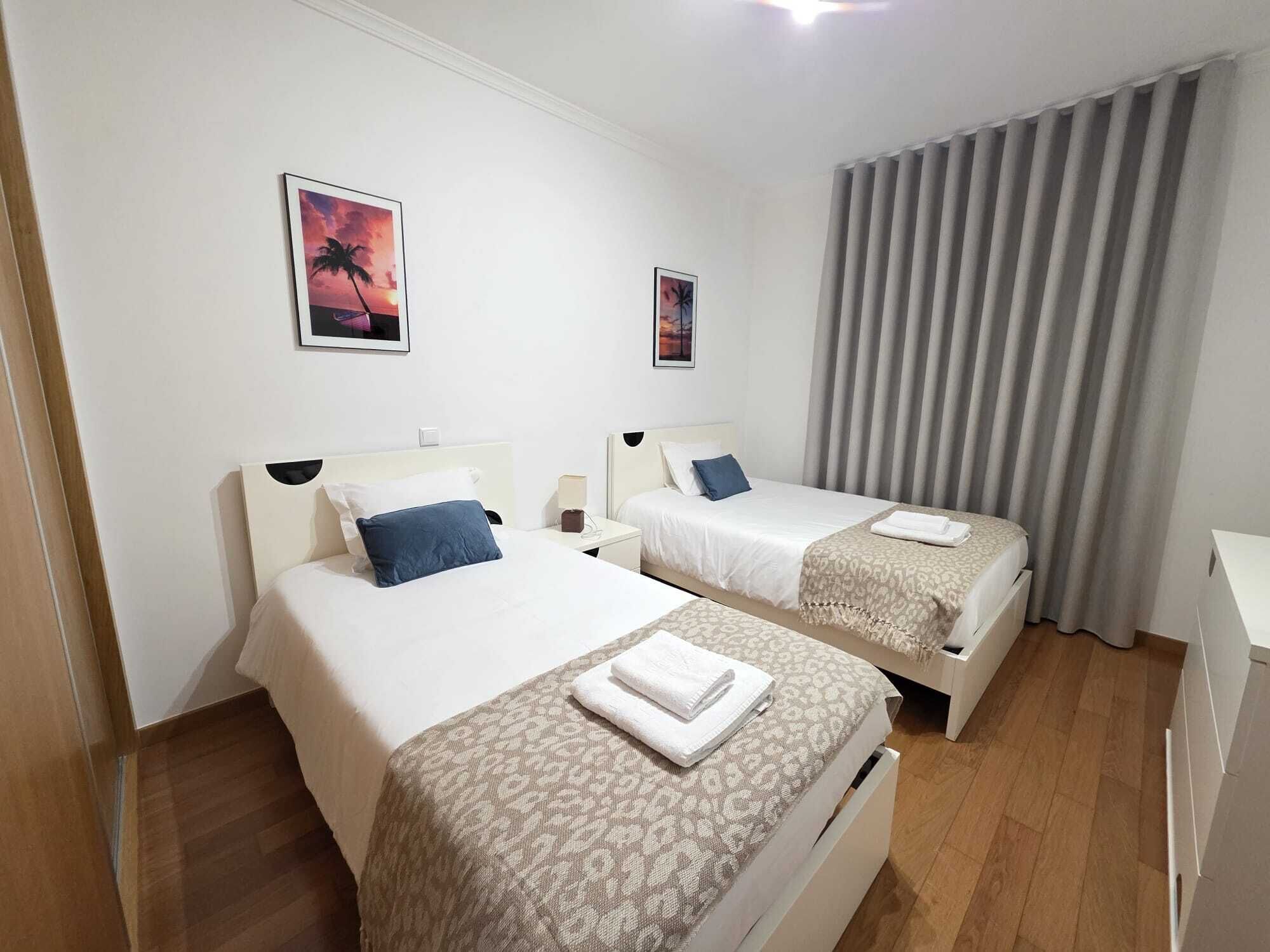 Tabla de planchar con plancha, wifi y ropa de cama 