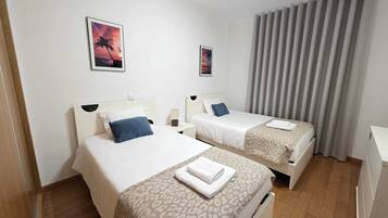 Tabla de planchar con plancha, wifi y ropa de cama