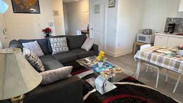 Casa, 1 quarto, acessível, varanda | Sala de estar | Livros