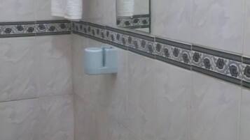 Enkeltrom – superior | Bad | Dusj, toalettartikler (inkludert), tøfler og håndklær