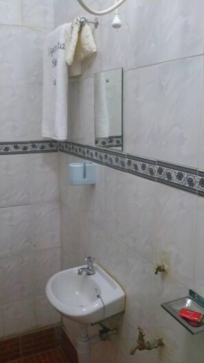 Phòng đơn Superior | Phòng tắm | Buồng tắm vòi sen, đồ dùng nhà tắm miễn phí, dép đi trong nhà 