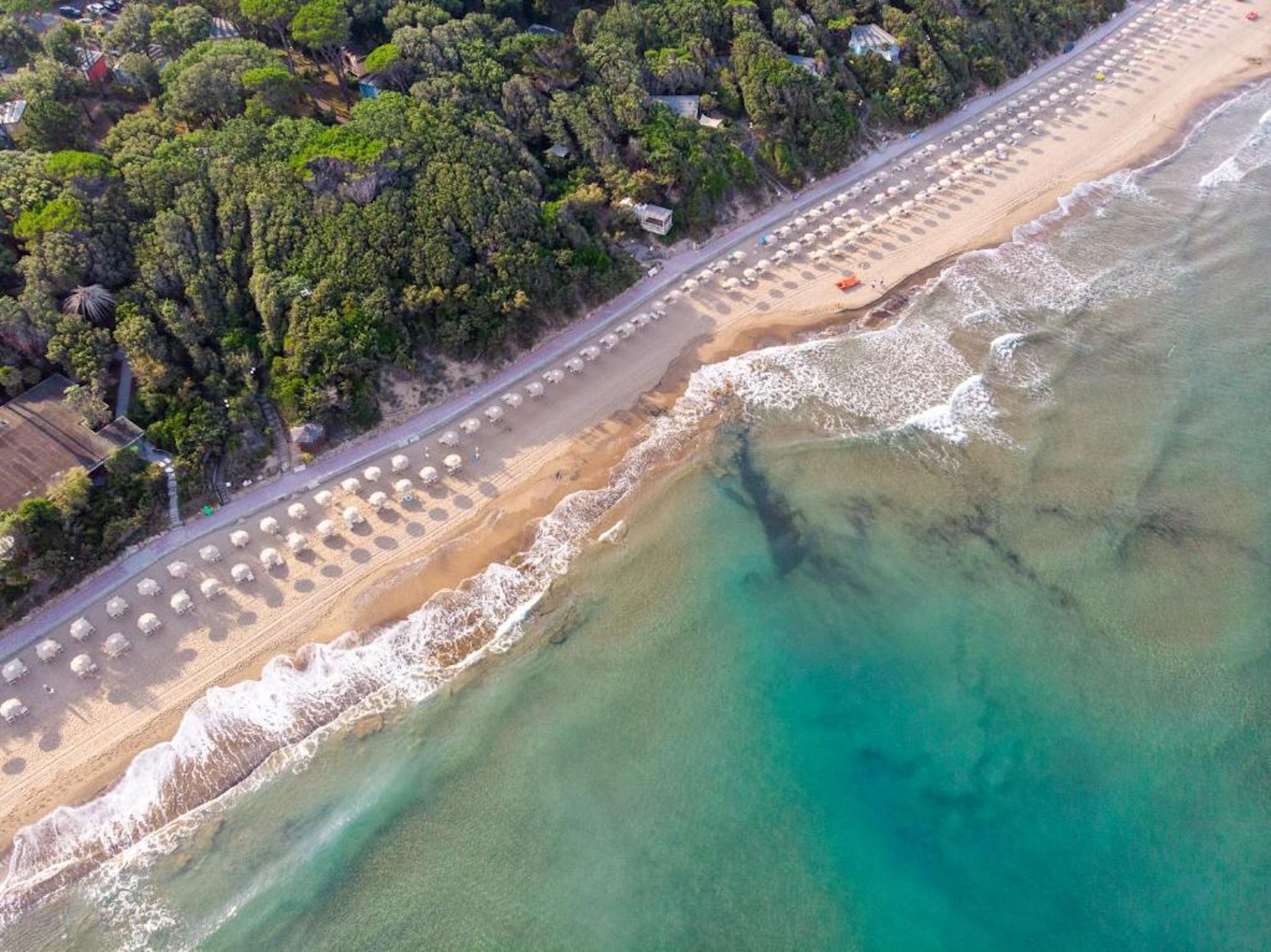 Playa privada, sillas reclinables de playa, sombrillas, toallas de playa