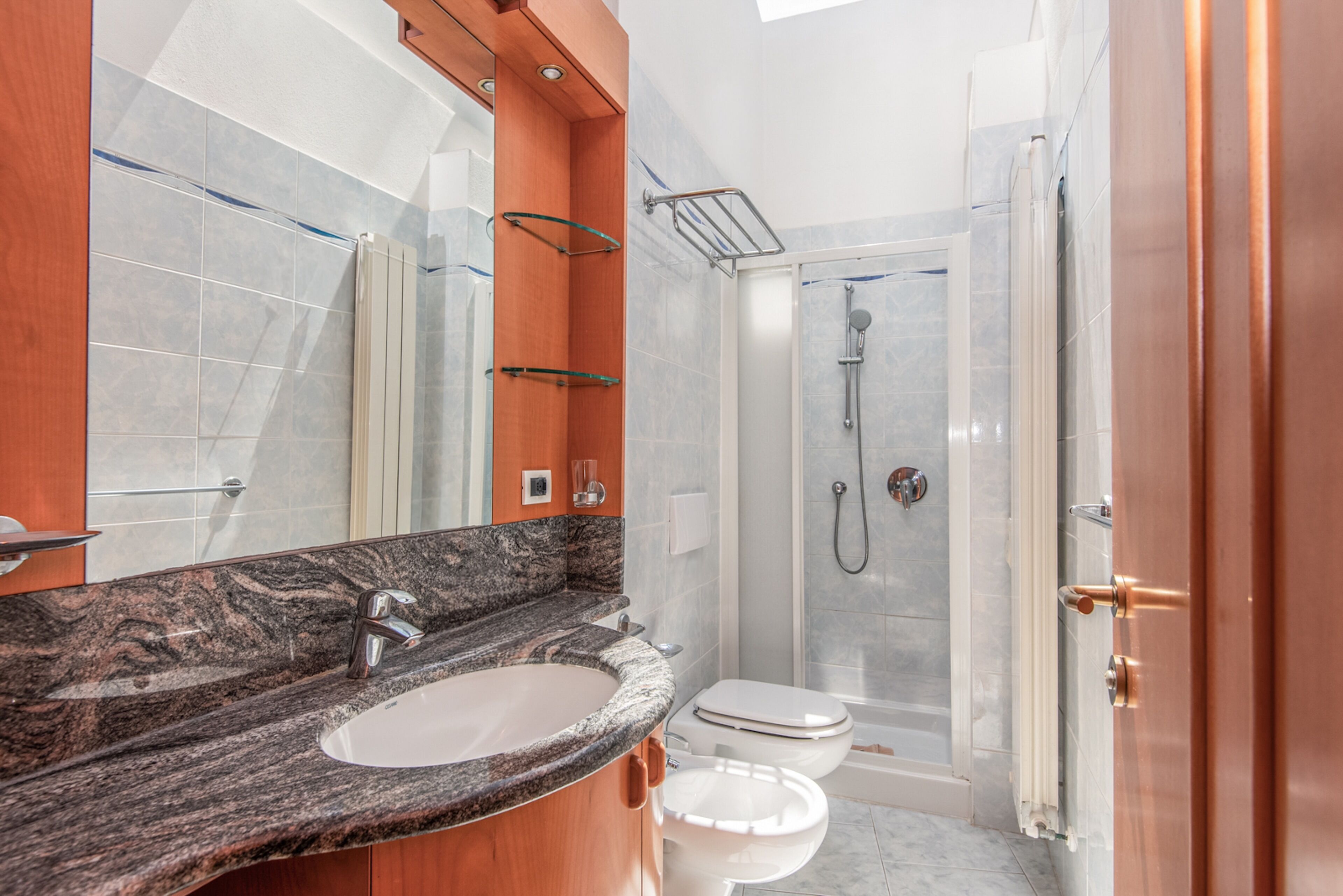 Habitación doble | Baño | Ducha, cabezal de ducha tipo lluvia, secador de pelo y bidé