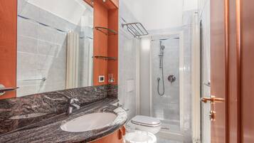 Habitación doble | Baño | Ducha, cabezal de ducha tipo lluvia, secador de pelo y bidé