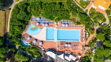 Piscine extérieure (ouverte en saison), parasols de plage