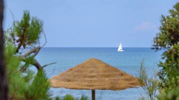 Playa privada, tumbonas, sombrillas y toallas de playa