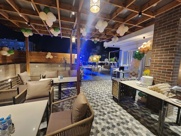 Outdoor dining - Hotel Royal Galaxy Blest Park (New Delhi)