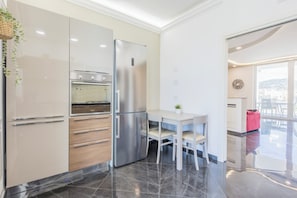 Fridge, oven, stovetop, dishwasher