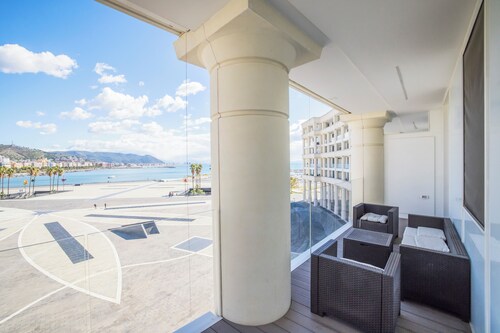 Luxury Seafront Apartment Private Terrace Crescent