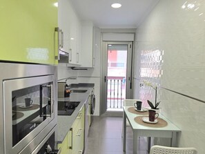 Een koelkast, een magnetron, een oven, een vaatwasser