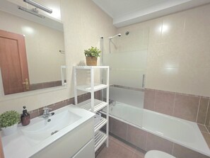 Secador de pelo y toallas