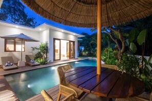 A modern house with a swimming pool, outdoor furniture, and tropical plants. - Villa Jacelyne (Canggu)