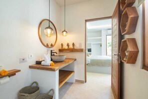 2 habitaciones, escritorio y espacio para trabajar con laptop 