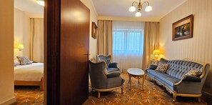 Individually decorated, desk, laptop workspace, free WiFi - Centrum Barnabitów (Warsaw)