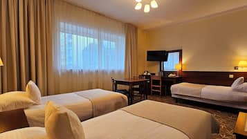 Decoración personalizada, escritorio y espacio para trabajar con laptop