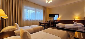 ห้อง  สแตนดาร์ดทริปเปิล, ปลอดบุหรี่, วิวเมือง | ห้องพักตกแต่งอย่างมีเอกลักษณ์, โต๊ะทำงาน, พื้นที่ทำงานแบบใช้แล็ปท็อป