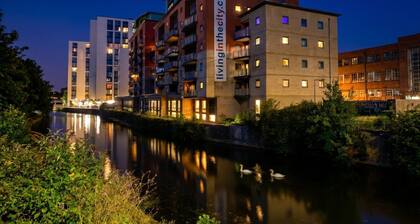 Cosy Flat with River-view balcony, free secure parking, and city centre location