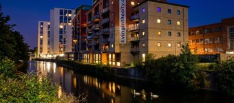 Cosy Flat with River-view balcony, free secure parking, and city centre location
