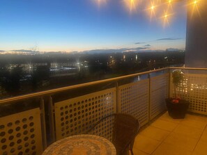 Property grounds - Cosy Flat with River-view balcony, free secure parking, and city centre location (Leicester)