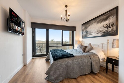 Cosy Flat with River-view balcony, free secure parking, and city centre location