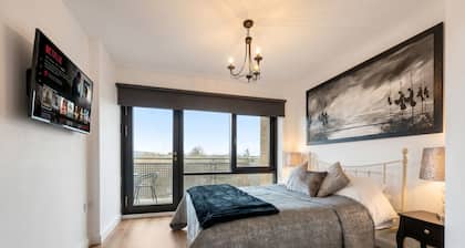Cosy Flat with River-view balcony, free secure parking, and city centre location
