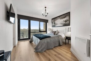 Desk, iron/ironing board, WiFi, bed sheets