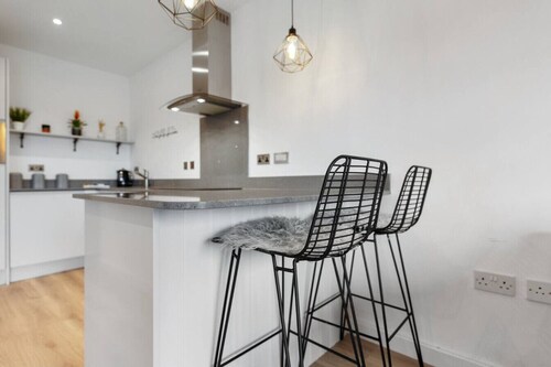 Cosy Flat with River-view balcony, free secure parking, and city centre location