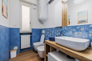 Shower, hair dryer, bidet, towels - Just steps from the beach (Viareggio)