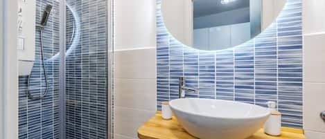 Shower, hair dryer, bidet, towels
