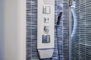 Dusche, Haartrockner, Bidet, Handtücher